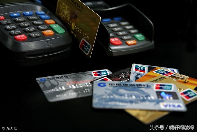 現(xiàn)在個(gè)人POS機(jī)辦理很簡單，只要提供身份證，信用卡就能馬上辦理，然后自行下載APP軟件，注冊實(shí)名認(rèn)證后就能刷卡收款，非常方便。